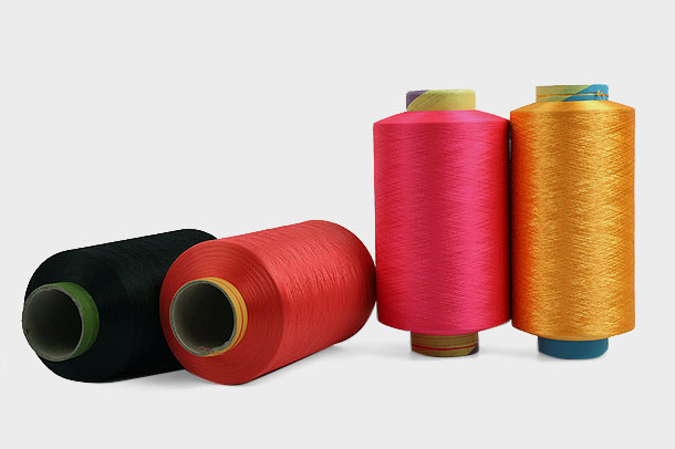 Polyesterové příze jsou oblíbenou volbou pro textilní průmysl díky jejich vnitřním vlastnostem pevnosti a odolnosti