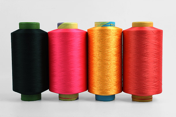 Polyesterová příze je jedním z nejoblíbenějších typů přízí používaných v textilním průmyslu