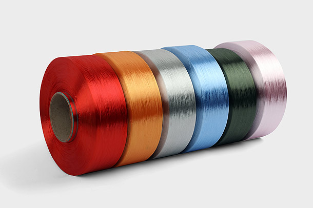 Polyesterová dope barvená příze je druh textilního vlákna, které se vyrábí chemickou polymerací ethylenu a barviva.